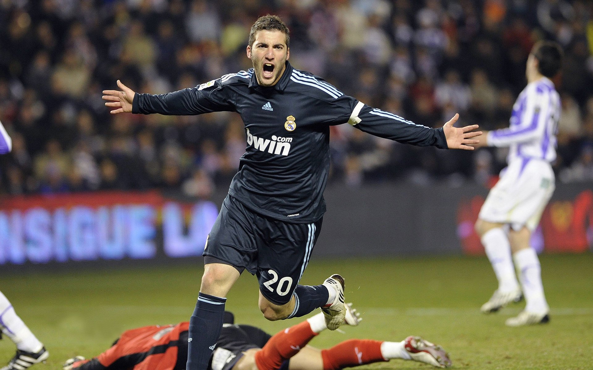 曼联加入争夺免费签格伊!大英两国脚前途未卜,阿莫林恐需买中卫