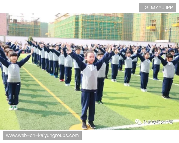 中场在训练中演练“反抢立即竖起传球”高频动作